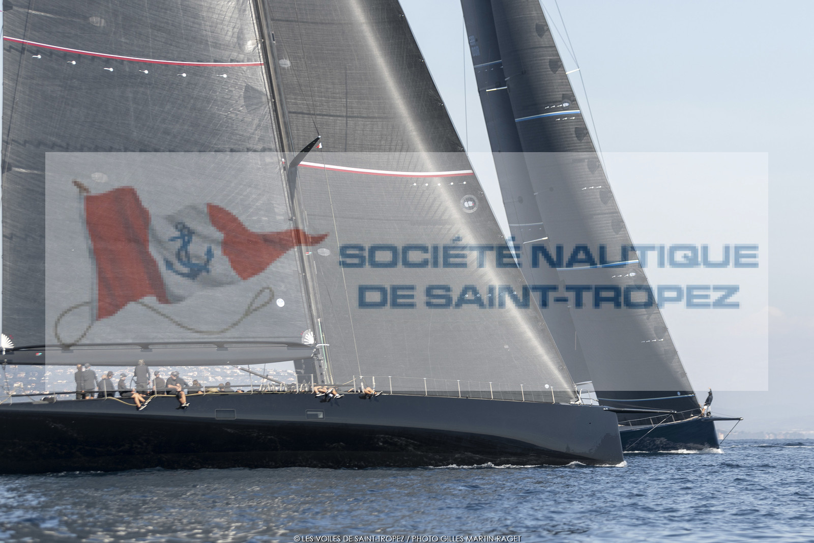 06 10 2022, Saint-Tropez (FRA,83), Voiles de Saint-Tropez 2022,  Maxis Club 55 Cupentre les deux Wallycento Magic Carpet Cubed et Tango, défi French Kiss vs Kiwi Magic