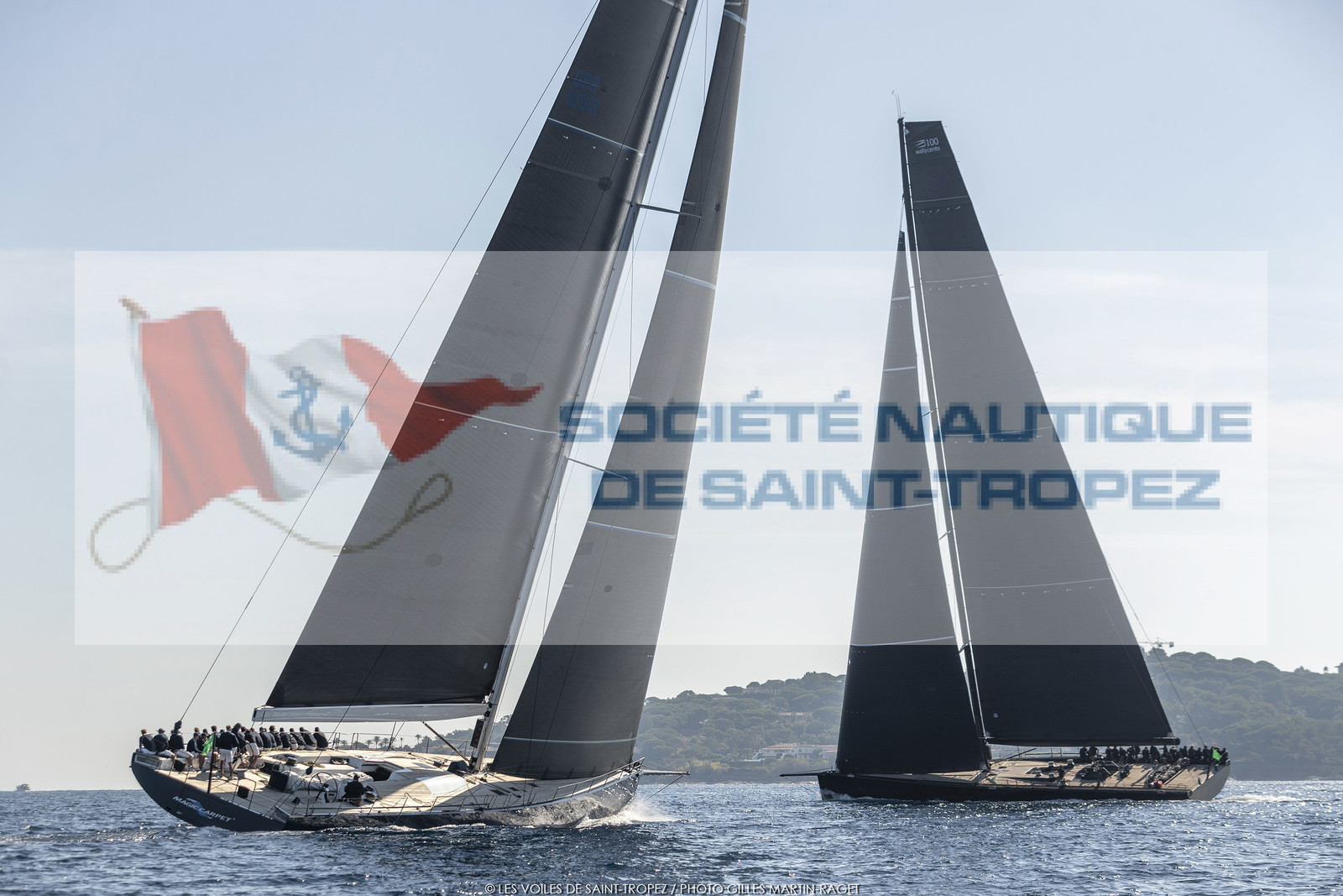 06 10 2022, Saint-Tropez (FRA,83), Voiles de Saint-Tropez 2022,  Maxis Club 55 Cupentre les deux Wallycento Magic Carpet Cubed et Tango, défi French Kiss vs Kiwi Magic