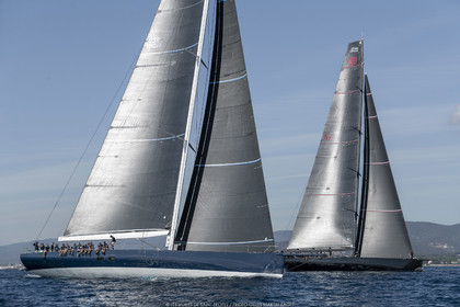 06 10 2022, Saint-Tropez (FRA,83), Voiles de Saint-Tropez 2022,  Maxis Club 55 Cupentre les deux Wallycento Magic Carpet Cubed et Tango, défi French Kiss vs Kiwi Magic