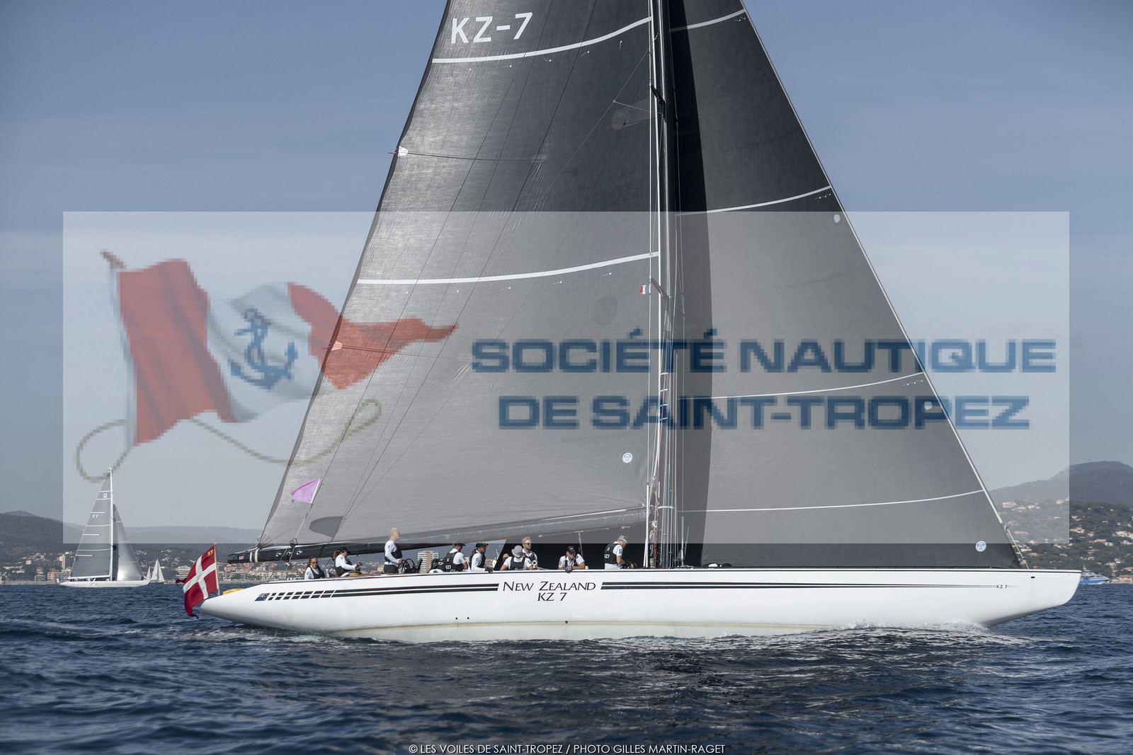 06 10 2022, Saint-Tropez (FRA,83), Voiles de Saint-Tropez 2022,  Maxis Club 55 Cupentre les deux Wallycento Magic Carpet Cubed et Tango, défi French Kiss vs Kiwi Magic