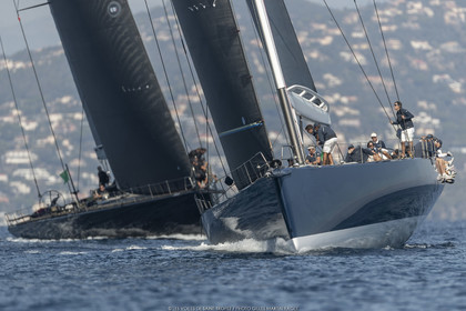 06 10 2022, Saint-Tropez (FRA,83), Voiles de Saint-Tropez 2022,  Maxis Club 55 Cupentre les deux Wallycento Magic Carpet Cubed et Tango, défi French Kiss vs Kiwi Magic